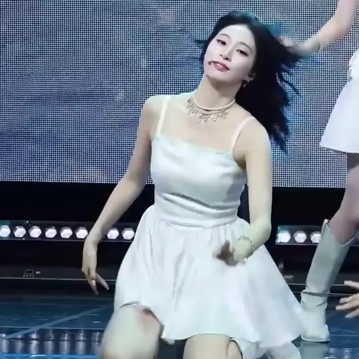 🔥 Zoa from Weeekly Teasing in Tight White Dress on Stage 💦