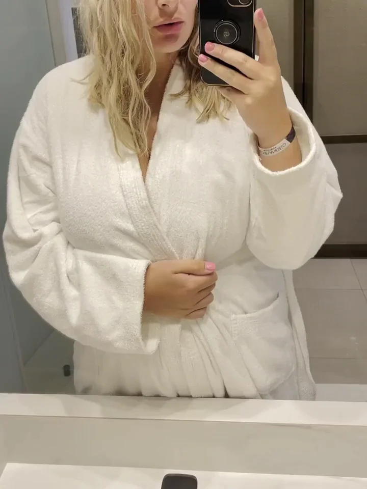 Revealing my pregnant body
