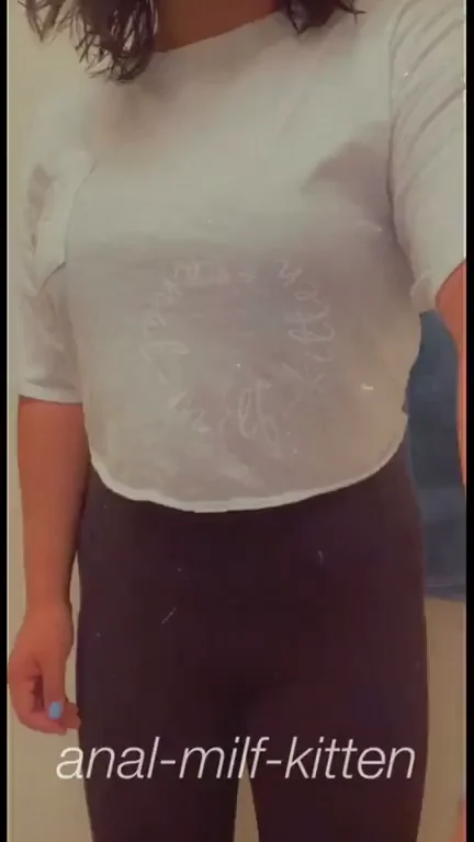 (f21) hi, first post ? do you like milfs that go commando under their leggings?
