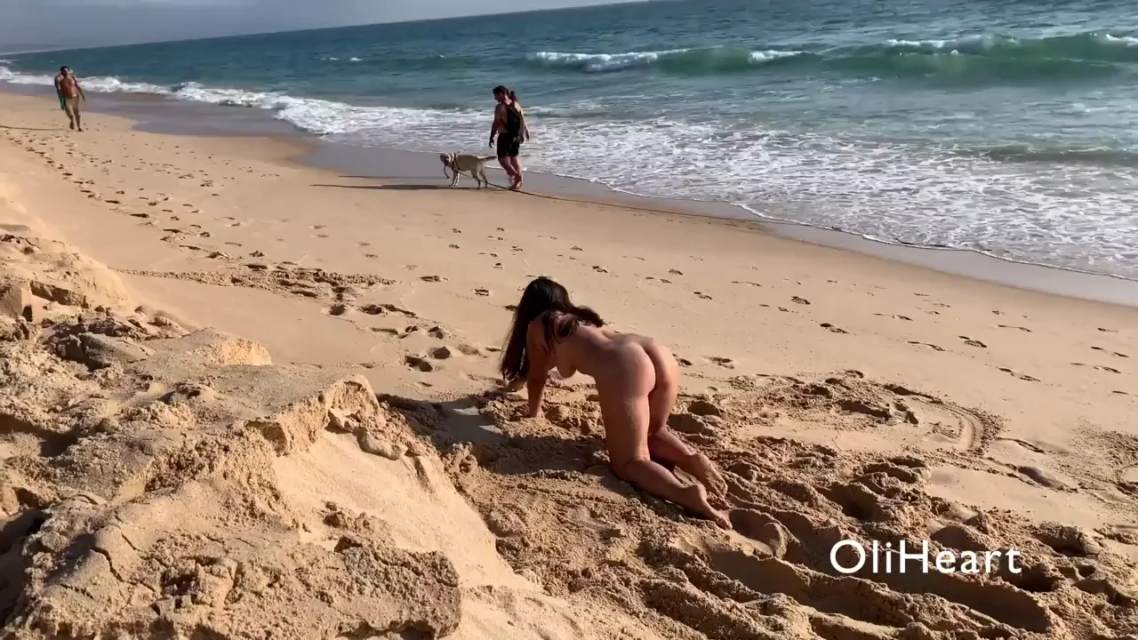 love to expose my naked body on the beach