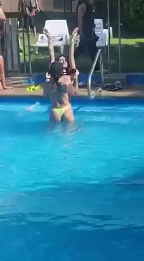 Public Pool Twerk Slut Shakes Her Juicy Ass 🍑💦