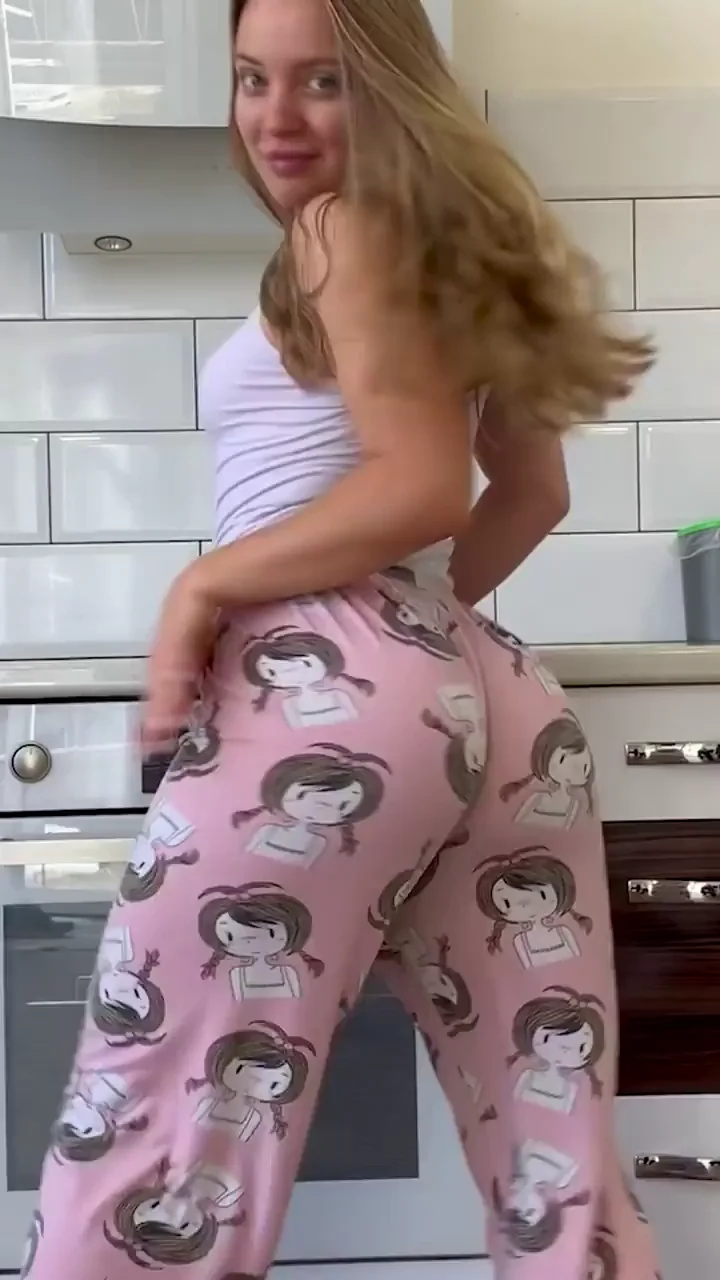 Pajama Twerk Tease: Kitchen Booty Quake 😜🍑