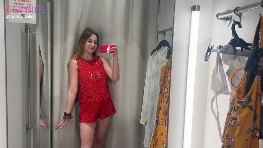 I like trying on new clothes💘