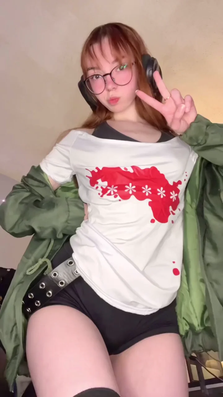 🔥 Futaba Sakura Cosplay Tease by Miamiaxof - Nerdy Hottie Shows Off Her Juicy Ass 🍑