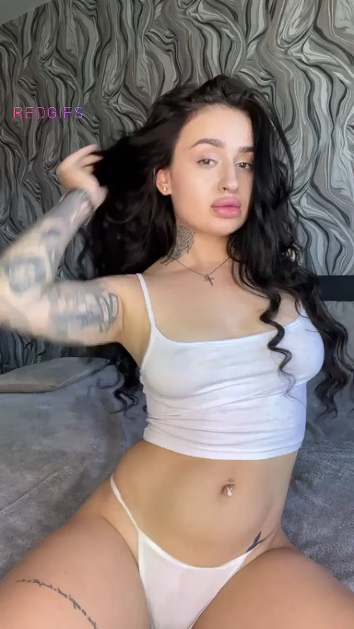 Tatted Tease Begs: 'Bet You're Picturing My Naked Curves 😏💦'