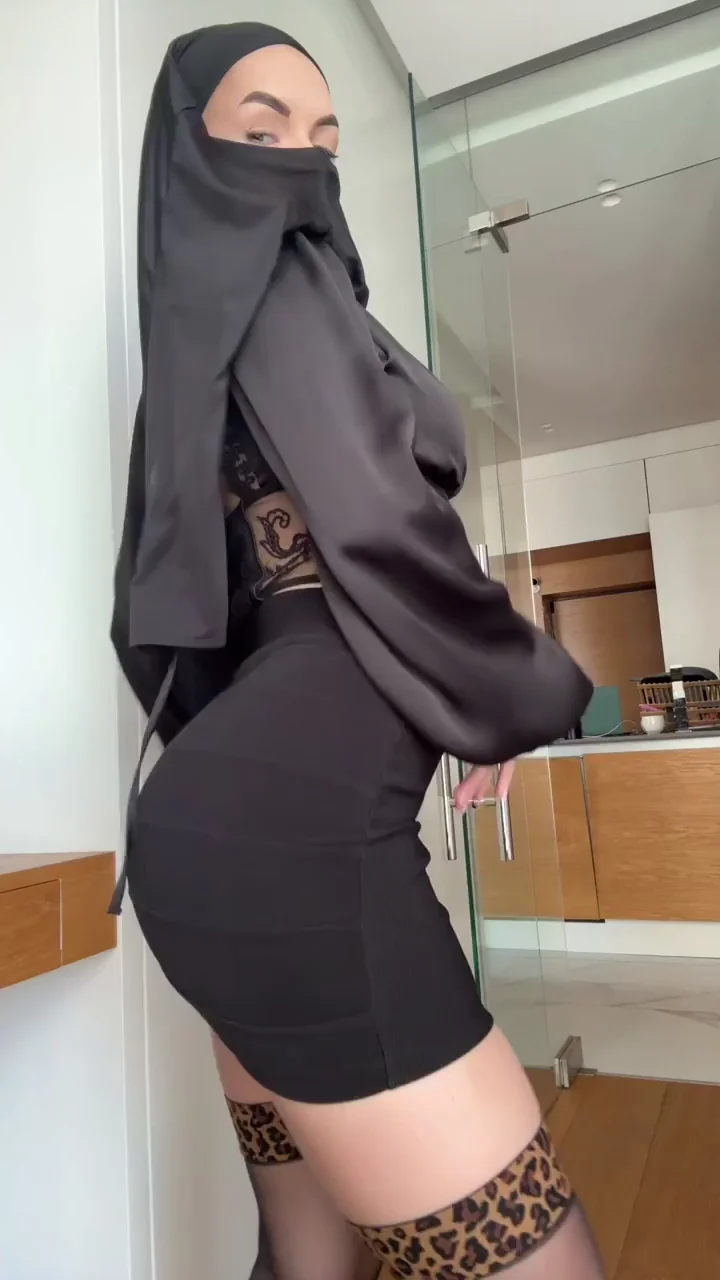 Hijab Slut Shakes Her Thick Ass 🍑🧕💦