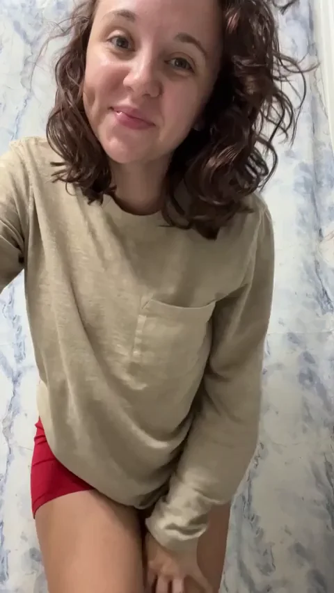 I’m the kinda gf that will steal your boxers and tshirts to sleep in. I’ll look cute doing it though!