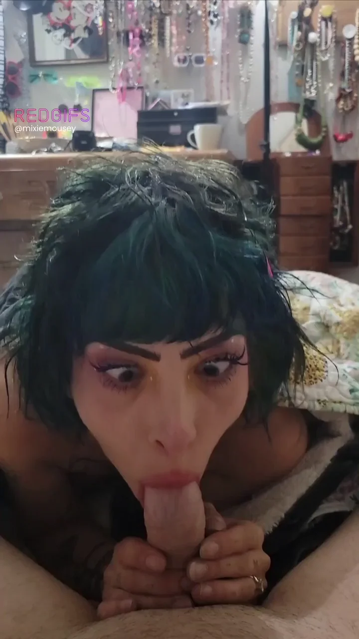 Getting his cock in my mouth makes my pussy extra juicy 💦