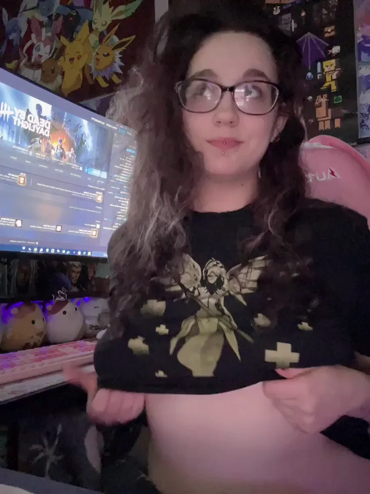Cute Gamer Girl's Naughty Titty Flash! 🎮🍈💦