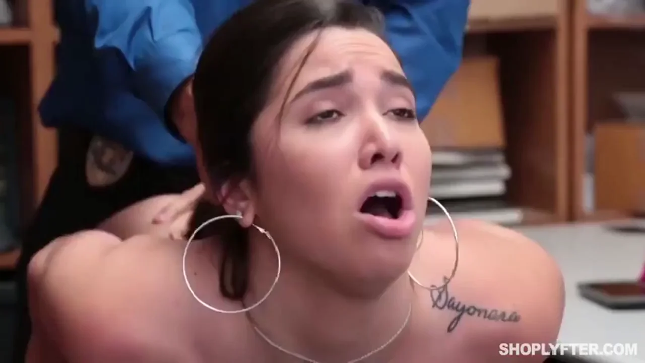 [/r/facialexpression] Shoplifter gets lifted