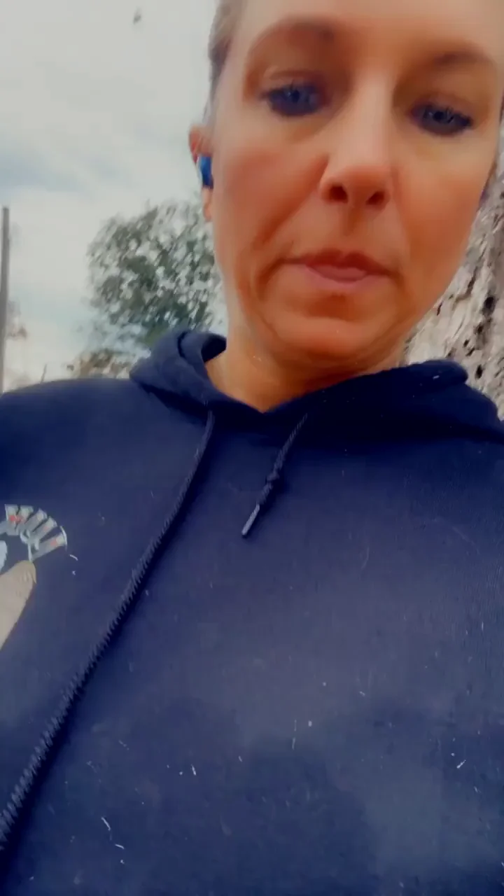 Mom with big boobs is flashing for you