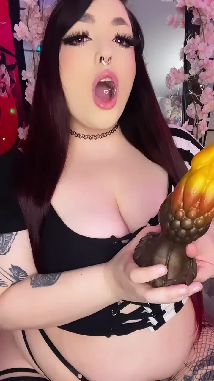 Using Flint to stretch out my throat~