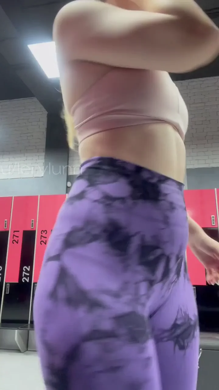 Gym Slut's Thong-Peeking Yoga Pants Tease