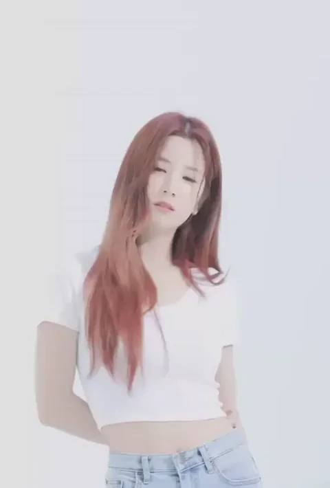 🔥 Chorong's Slutty Kpop Tease in Tight Crop Top & Jeans 😈