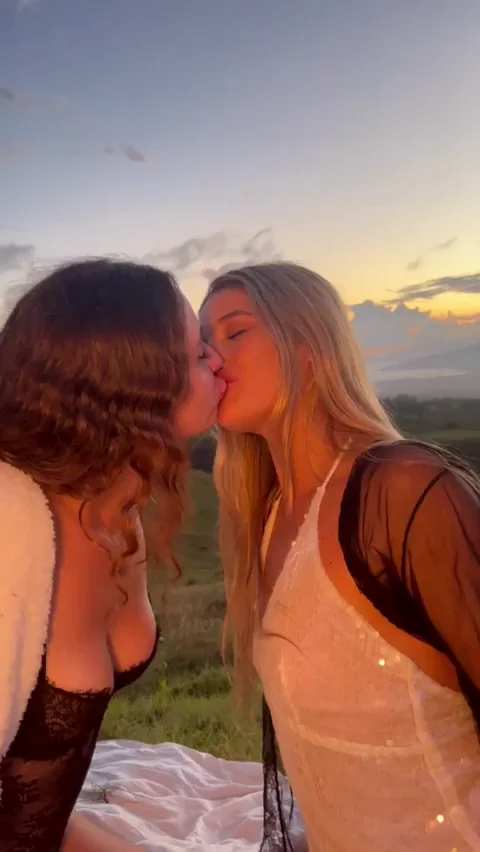 Sunset Dyke Kiss: Mouth Lips or Tit Lips? 😘💋🍒