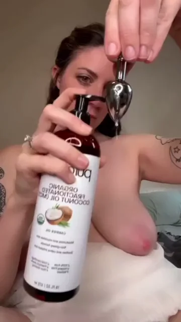 🔥 Watch This Slut Shove Her Shiny New Buttplug In Deep 😈🍑