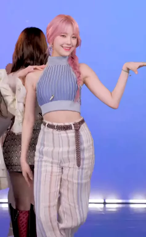 Jiheon from fromis_9 Pink-Haired Ass Tease 💖🍑