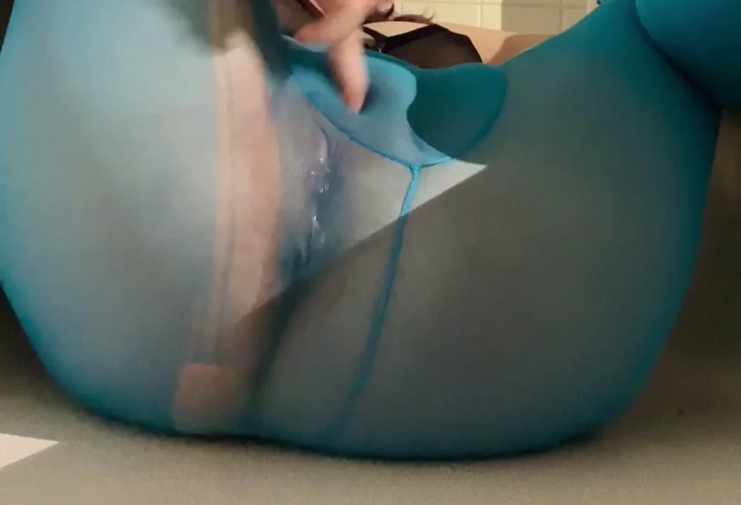 squirting through my pantyhose x