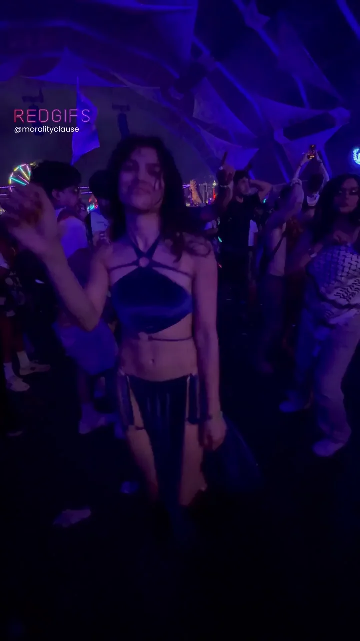 Happy dancing at edc! But I still get butterflies when daddy watches me 🦋❤️