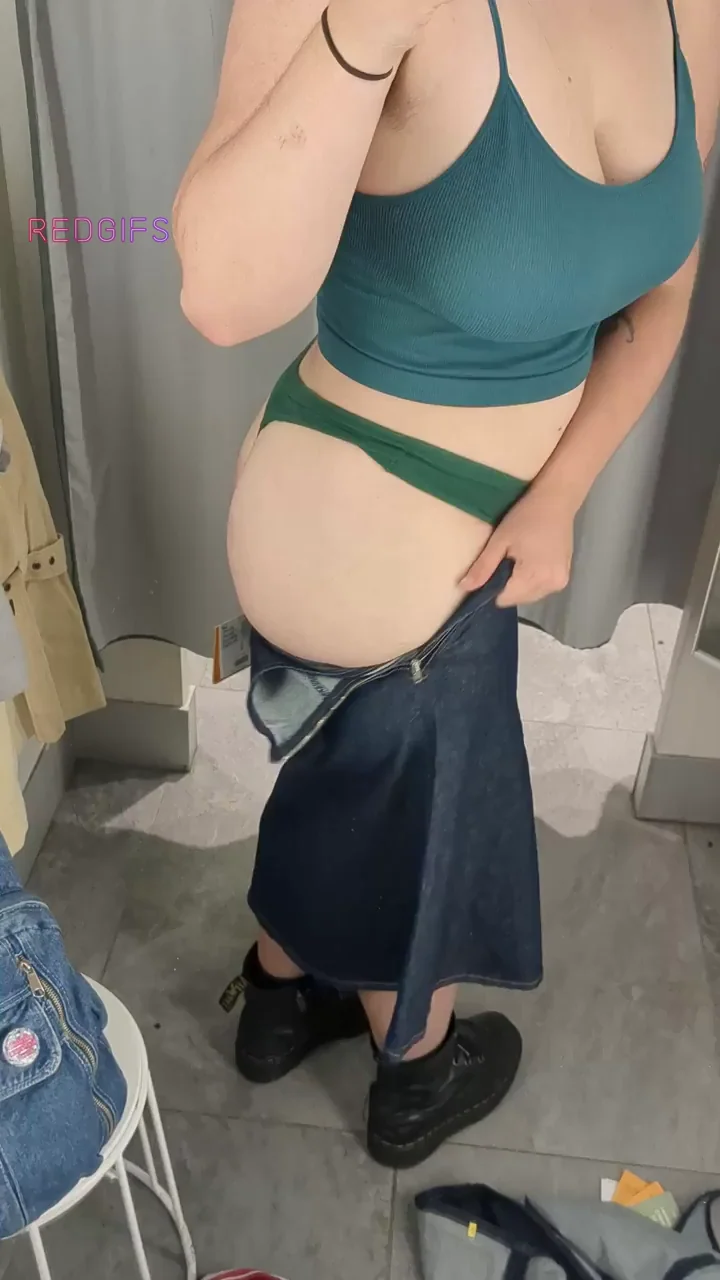 Trying on clothes is always a struggle with all this ass 😩