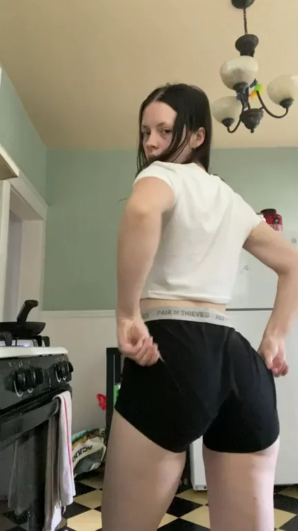 Showing off my asshole while I wait for my egg to fry ?