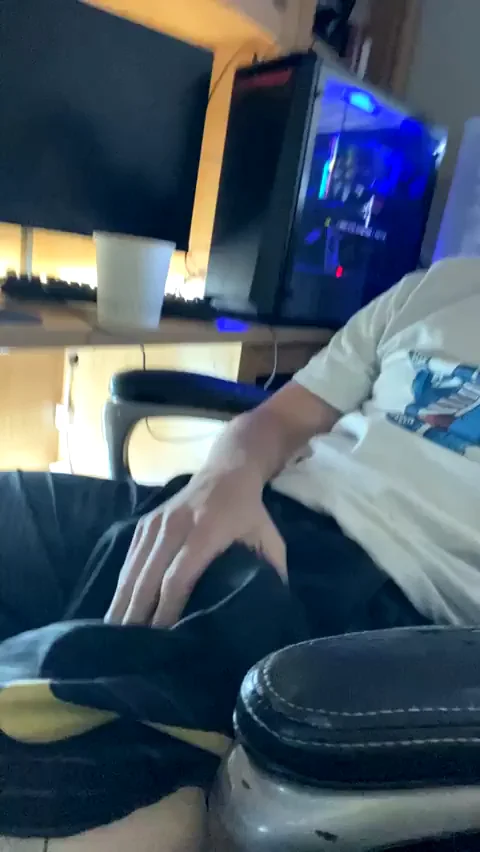 Suck my cock while I game?(25)