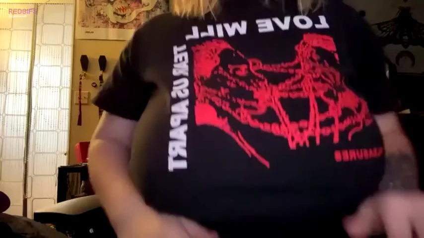 I love revealing my tits for everyone to see