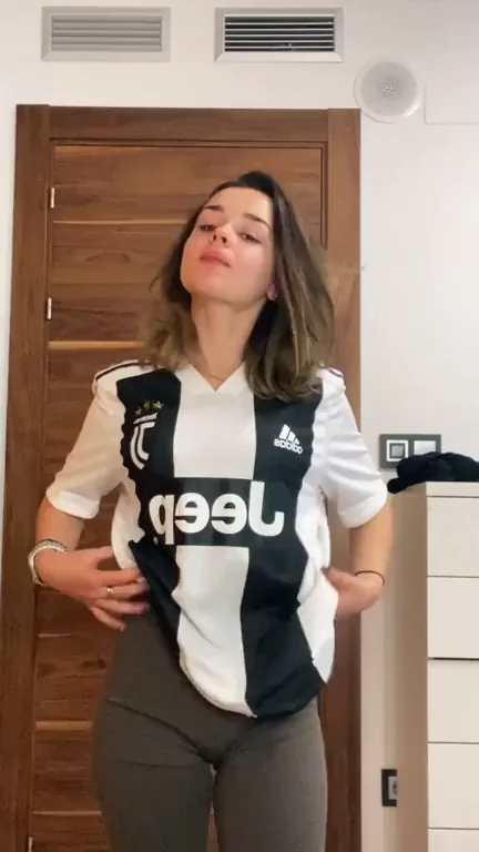 🔥 TikTok Slut in Juventus Jersey Teases Her Juicy Ass 🍑