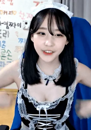 Mystery Korean Maid Streamer Teases in Lace Lingerie 😈👗💦