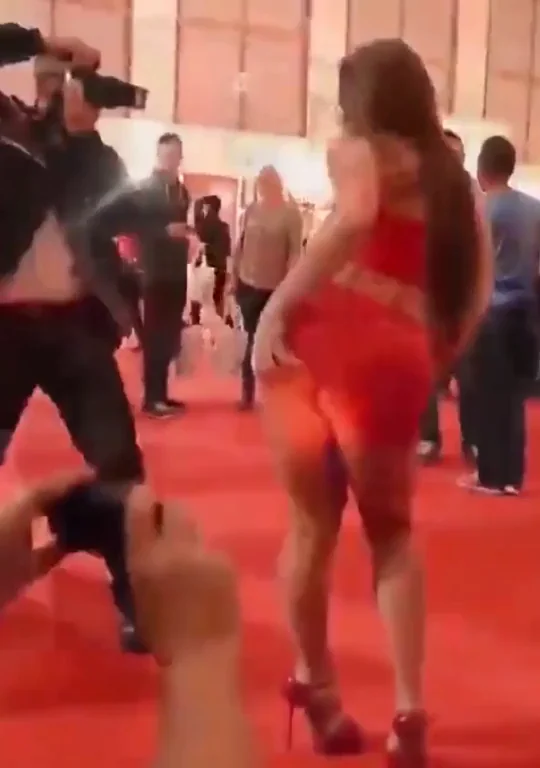 Photographers' Top Slut Choice on Red Carpet! 📸🍑🔥