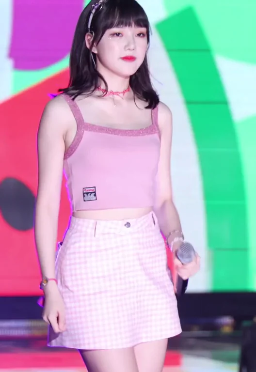 Yerin from GFriend Teasing in Pink Mini Skirt 💖🔥