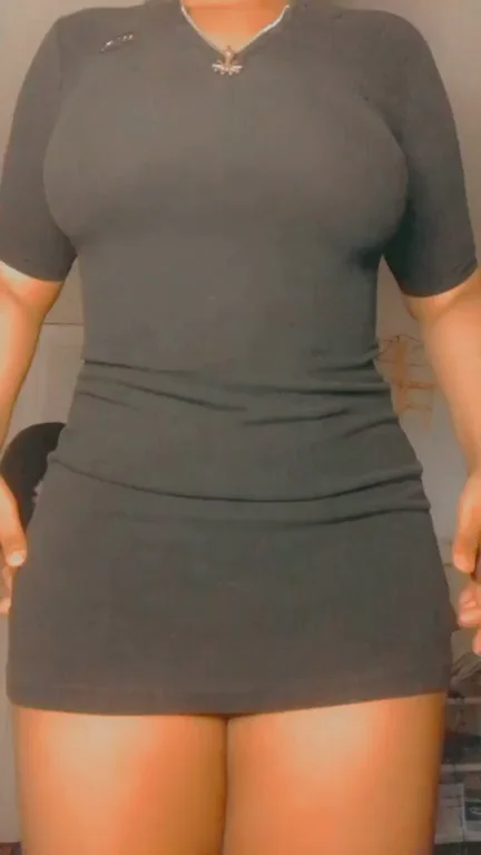 Thick Ebony Babe Says Hello with Tits Out & Pussy Flash 😈🍑