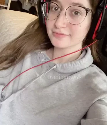 Nerdy Glasses Girl Gets Horny & Distracted in Class