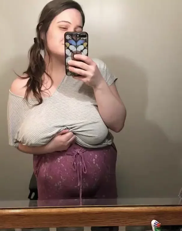 Sexy & she know it ? [f]