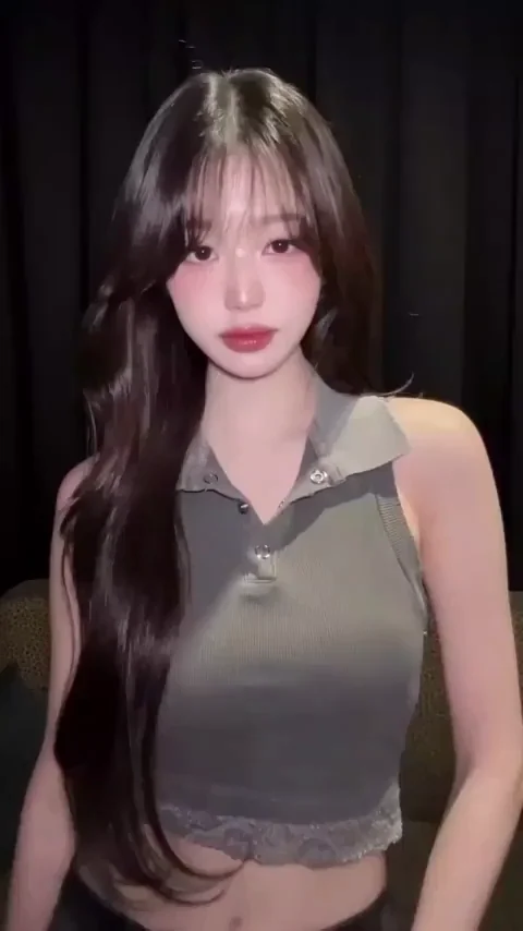 🔥 Wonyoung's Sexy IVE Tease in Tight Grey Top 😍🍑