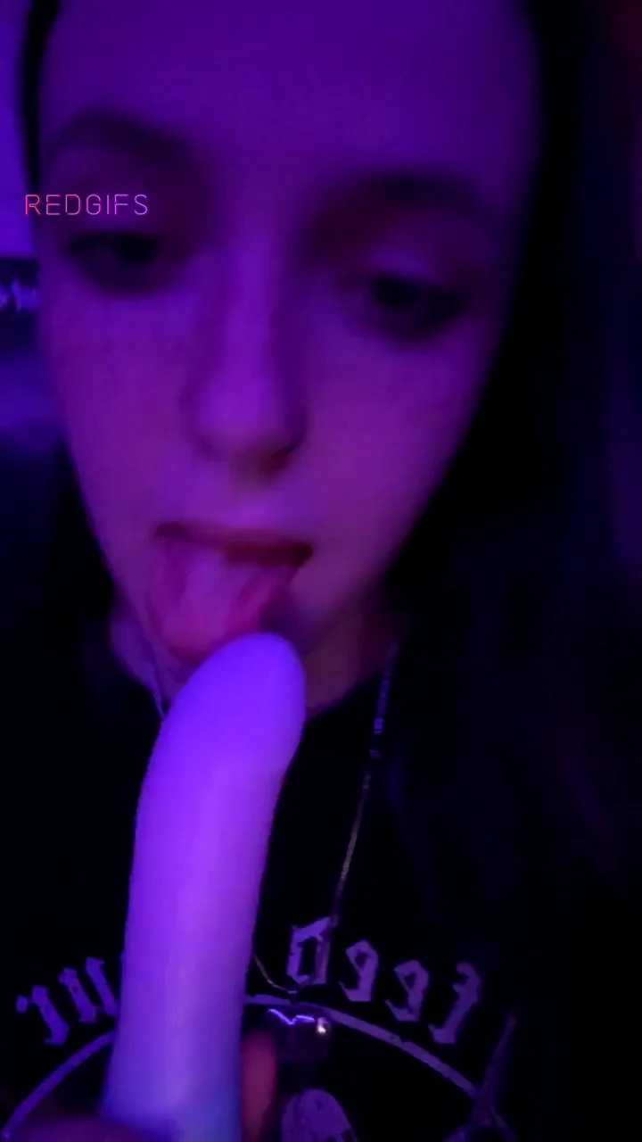 does this turn you on..? (i’m active now on OF and doing all custom requests🫣)