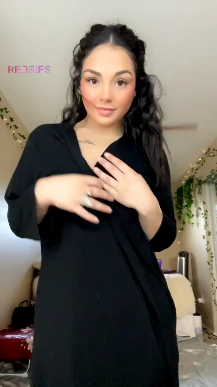 Petite Slut's Big Tease Surprise 💦😈