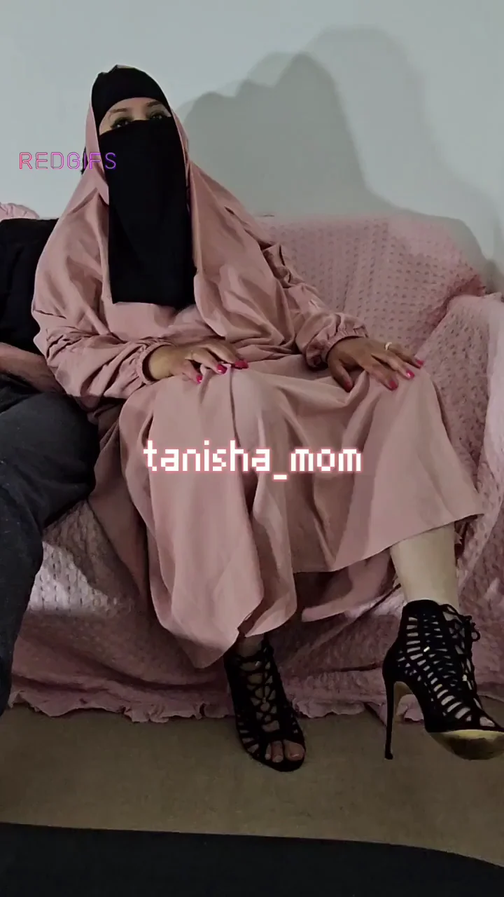 Hijabi slutwife gets fingered