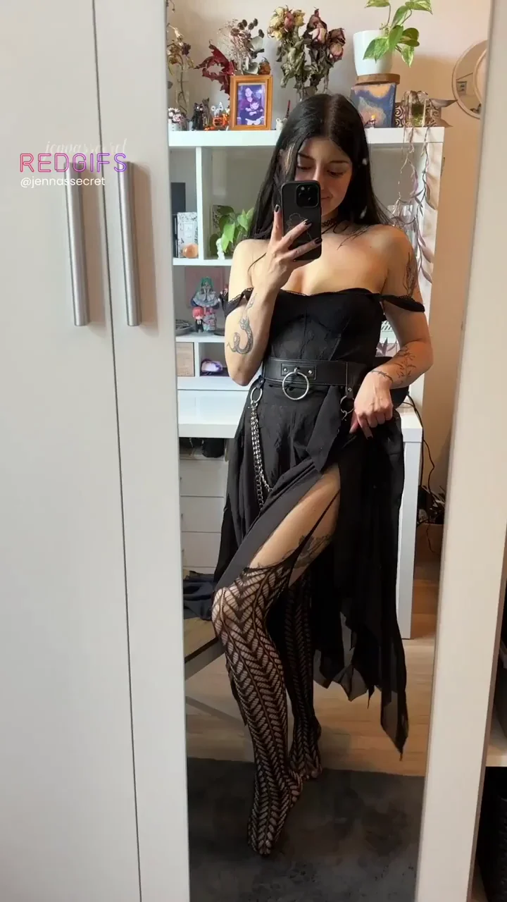 goth girl that will flash you on the first date