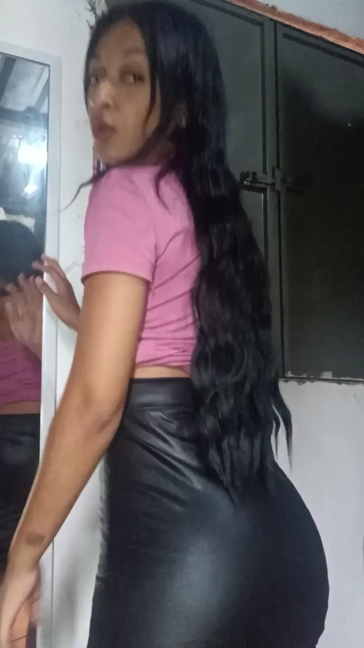 Thick Ebony Babe Twerks Her Juicy Ass in Tight Leather Skirt