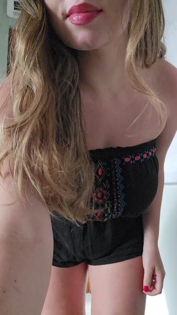 Strip this fuckdoll down ;)