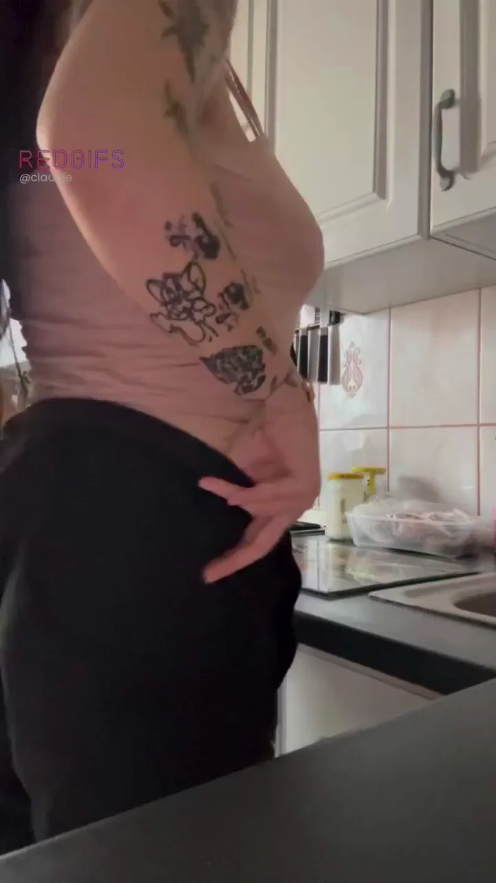 Peach Assistance: Tattooed Hottie Teases Her Juicy Ass in the Kitchen
