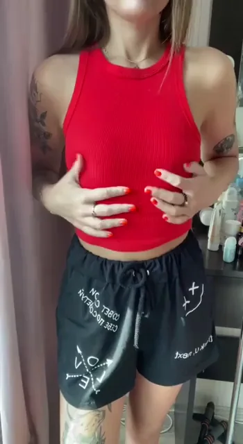 Juicy Titty Drop Reveal: Watch Her Perky Rack Bounce Free!