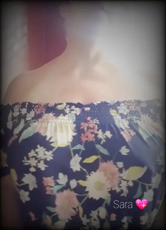 Tits, lips, smiles & a kiss. Happy Tuesday! ?
