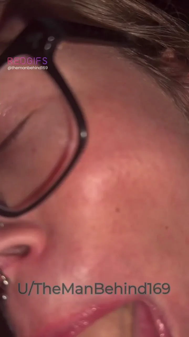 Tongue Slut in Glasses Works That Mouth Magic 😛👅🔥