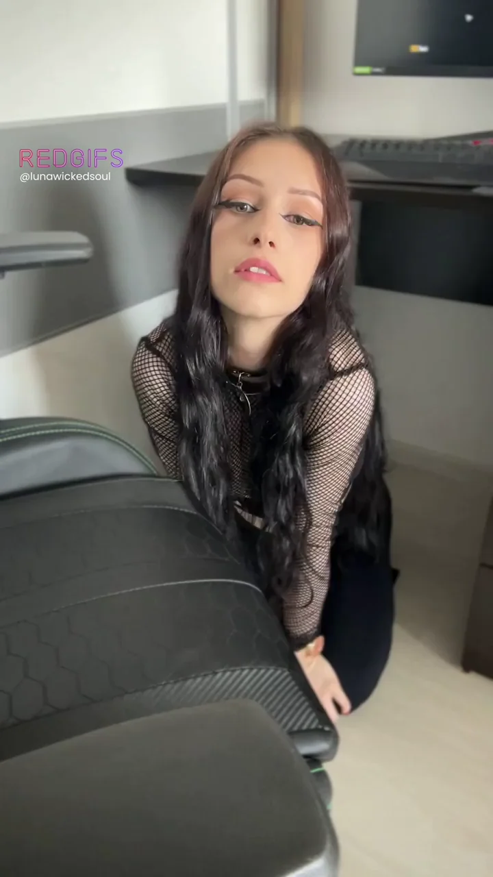 Let me be your under the desk support <3