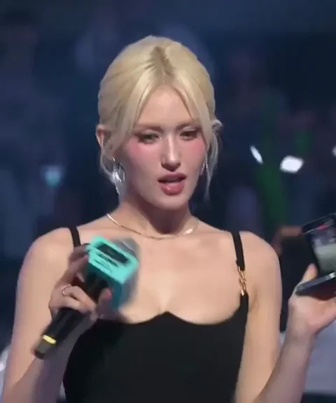 Jeon Somi’s Sexy Mic Tease on Stage 😍🔥