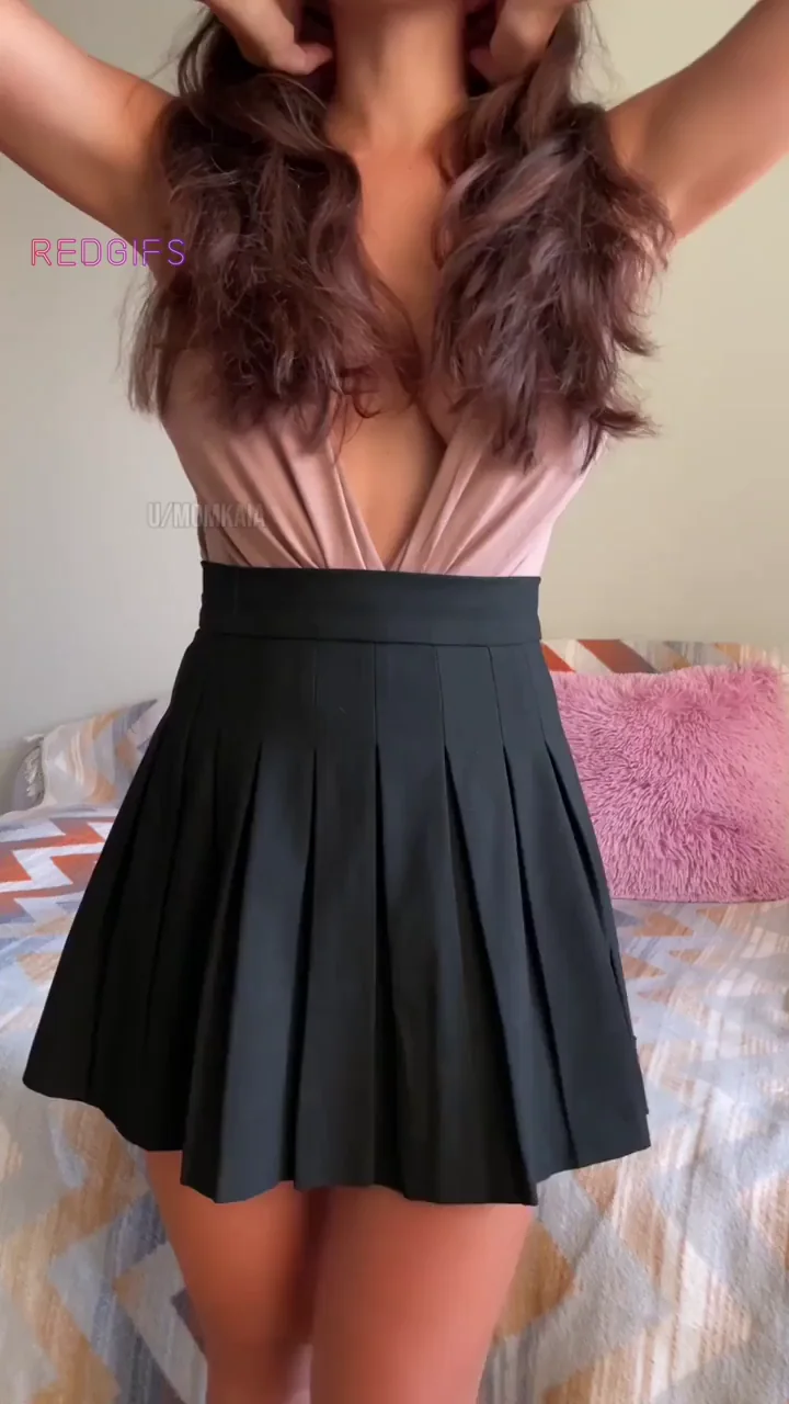 Braless MILF Neighbor Teases Her Juicy Tits 🍒🔥