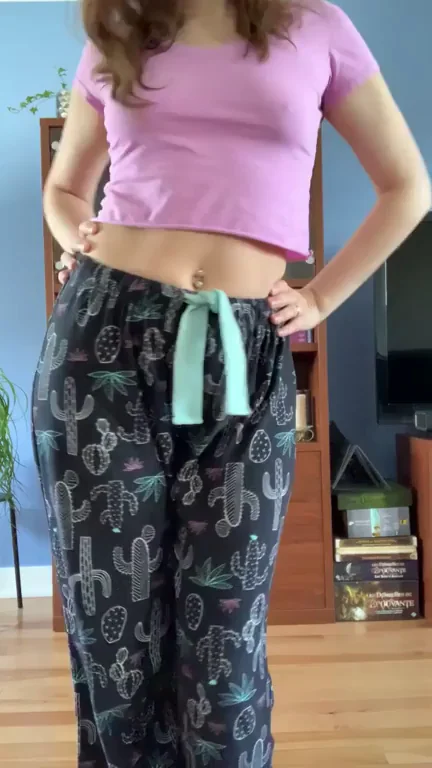 MILF 39's PJ Pants Tease: Pancakes, Pussy or Plump Ass for Breakfast?