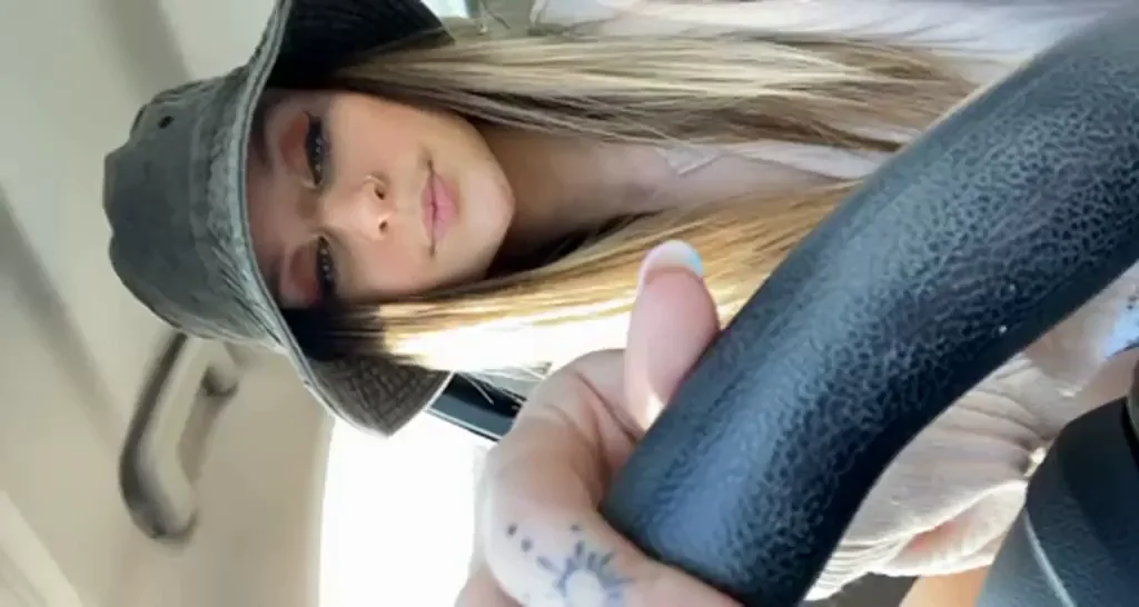 Blonde Barely Legal Slut Flashes Juicy Pussy at Red Light 🚗💦😈